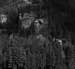 vestavene-skrine-na-miru-designglass-BW-31