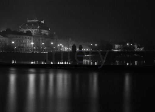 vestavene-skrine-na-miru-designglass-BW-60