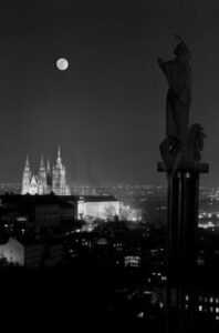 vestavene-skrine-na-miru-designglass-BW-74