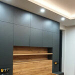 Vestavěná skříň do ložnice v šedé barvě kombinovaná s dekorem přírodního dubu.